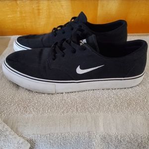 Black Nike sb shoes